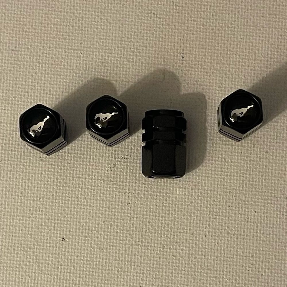 Mustang Logo valve Stem caps in Black set of 4 NWT
